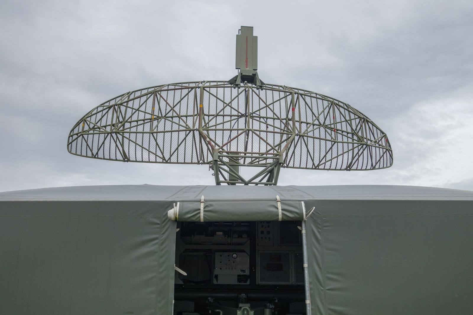 Radar antenna mounted on a vehicle in the field